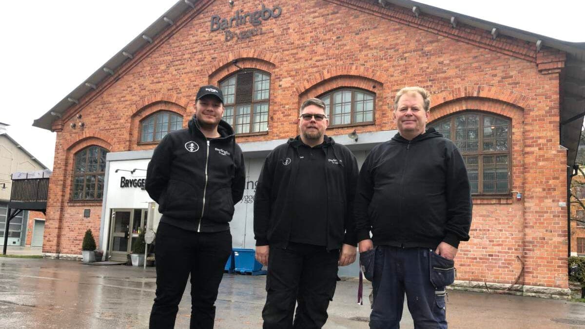 Tre medarbetare utanför Barlingbo Bryggeris tegelbyggnad på Gotland.