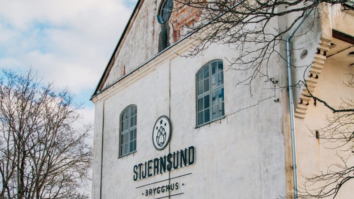 Stjernsund Brygghus fasad i vinterljus, med bryggeriets namn och logotyp på väggen.